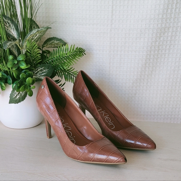 Calvin Klein Tan /Brown Croc-Embossed Pumps Size 8.5 M - Picture 1 of 8